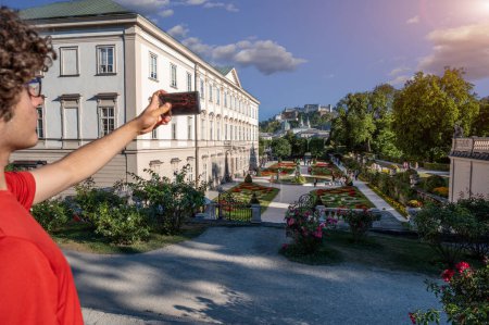 Salzburg, Österreich, 15. August 2022. Bezaubernde Tagesaufnahme des Schlossparks Mirabell. Die Menschen besuchen sie und erkunden sie. Im Hintergrund die Festung Hohensalzburg.