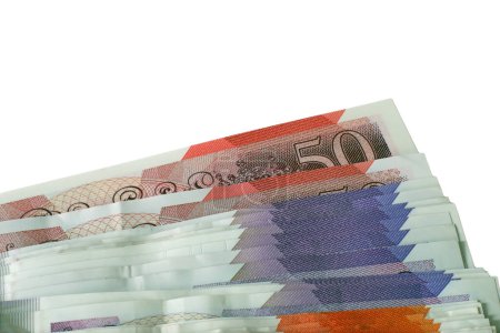 Foto de Una vista de primer plano propagación de billetes de diez veinte y cincuenta libras esterlinas aisladas sobre un fondo blanco - Imagen libre de derechos