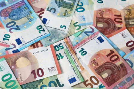 Foto de Una pila de billetes en euros mezclados. - Imagen libre de derechos