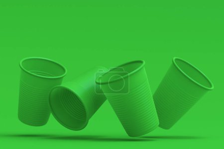 Set aus Kunststoff Einweg-Partybecher isoliert auf monochromgrünem Hintergrund. 3D-Wiedergabe von Take-away-Glas für Saft, frisch, Bier