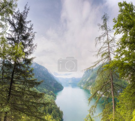 Téléchargez les photos : Vue sur le lac Konigsee près du mont Jenner dans le parc national de Berchtesgaden, Alpes bavaroises supérieures, Allemagne, Europe. Beauté de la nature concept arrière-plan. - en image libre de droit
