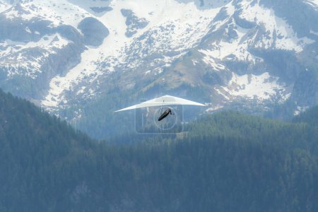 Téléchargez les photos : Accrochez-vous au-dessus de la vallée de montagne près du mont Jenner et du lac Konigssee dans le parc national de Berchtesgaden, en Allemagne, en Europe. Beauté de la nature concept arrière-plan. - en image libre de droit