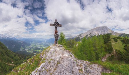 Téléchargez les photos : Belle vue sur la vallée de montagne près du mont Klettersteige am Jenner dans le parc national de Berchtesgaden, Alpes bavaroises supérieures, Allemagne, Europe. Beauté de la nature concept arrière-plan. - en image libre de droit