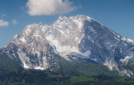 Téléchargez les photos : Belle vue sur la montagne Watzmann près du lac Konigssee dans le parc national de Berchtesgaden, Alpes bavaroises supérieures, Allemagne, Europe. Beauté de la nature concept arrière-plan
. - en image libre de droit