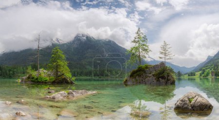 Téléchargez les photos : Paysage montagneux et vue sur le magnifique lac Hintersee dans le parc national de Berchtesgaden, Alpes bavaroises supérieures, Allemagne, Europe. Beauté de la nature concept arrière-plan
. - en image libre de droit