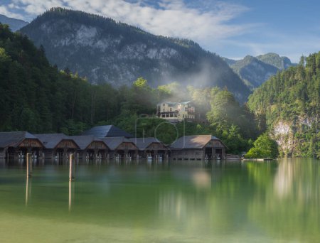 Estación de barcos de pasajeros, muelle o muelle en el lago Konigsee en el Parque Nacional Berchtesgaden, Alpes Alemania, Europa. Belleza de la naturaleza concepto fondo.