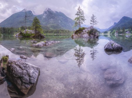 Téléchargez les photos : Paysage montagneux et vue sur le magnifique lac Hintersee dans le parc national de Berchtesgaden, Alpes bavaroises supérieures, Allemagne, Europe. Beauté de la nature concept arrière-plan
. - en image libre de droit