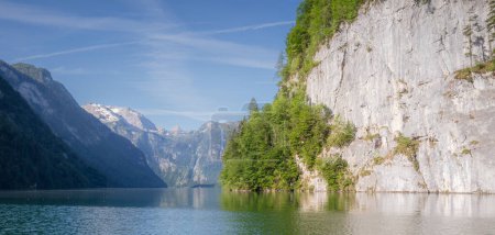 Blick auf den Königssee bei Jenner im Nationalpark Berchtesgaden, Oberbayerische Alpen, Deutschland, Europa. Schönheit der Natur Konzept Hintergrund.