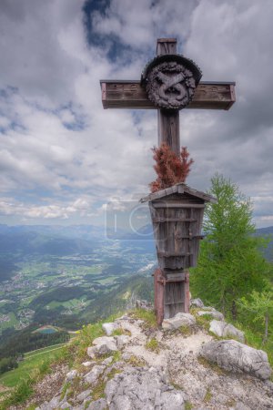 Schöne Aussicht auf das Bergtal in der Nähe der Klettersteige am Jenner im Nationalpark Berchtesgaden, Oberbayerische Alpen, Deutschland, Europa. Schönheit der Natur Konzept Hintergrund.