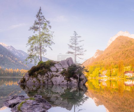 Berglandschaft und Blick auf den schönen Hintersee im Nationalpark Berchtesgaden, oberbayerische Alpen, Deutschland, Europa. Schönheit der Natur Konzept Hintergrund.