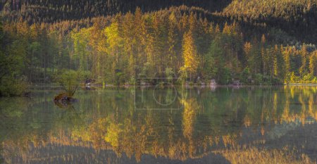 Berglandschaft und Blick auf den schönen Hintersee im Nationalpark Berchtesgaden, oberbayerische Alpen, Deutschland, Europa. Schönheit der Natur Konzept Hintergrund.
