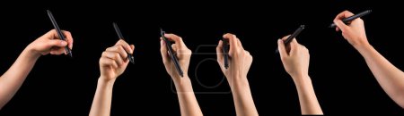 Hand hält digitalen Grafikstift und zeichnet etwas isoliert auf schwarzem Hintergrund mit Clipping-Pfad