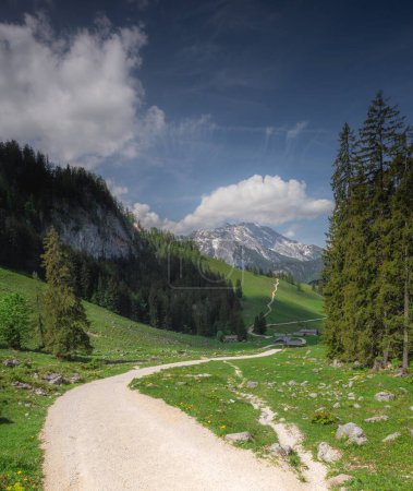 Schöne Aussicht auf ein Gebirgstal mit Wegen in der Nähe des Jenner im Nationalpark Berchtesgaden, Oberbayerische Alpen, Deutschland, Europa. Schönheit der Natur Konzept Hintergrund.