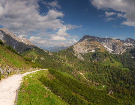 Téléchargez les photos : Belle vue sur la vallée de montagne avec des pistes près du mont Jenner dans le parc national de Berchtesgaden, Alpes bavaroises supérieures, Allemagne, Europe. Beauté de la nature concept arrière-plan. - en image libre de droit