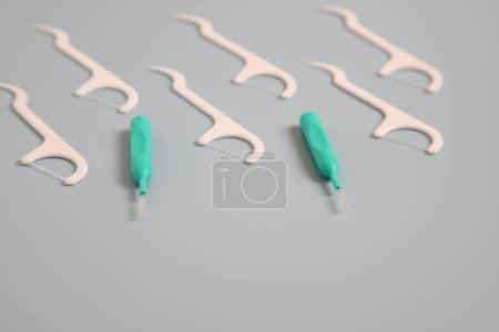 Téléchargez les photos : Fil dentaire en plastique, ruban dentaire pour le nettoyage des dents, endroit pour le texte - en image libre de droit