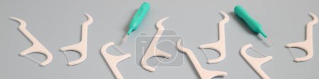 Téléchargez les photos : Fil dentaire en plastique, ruban dentaire pour le nettoyage des dents, endroit pour le texte - en image libre de droit