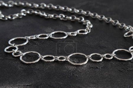 Foto de Cinturón de cadena de plata para mujer vestido, accesorios de ropa - Imagen libre de derechos