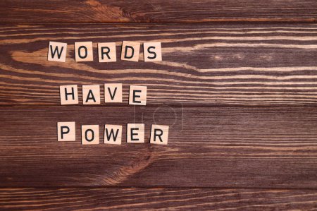 Téléchargez les photos : Phrase mots ont le pouvoir, message de motivation sur fond en bois - en image libre de droit