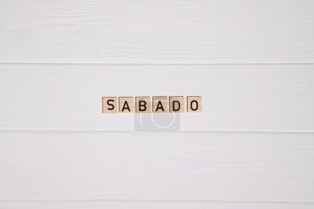 Téléchargez les photos : Sabado nom du jour de la semaine sur fond blanc en bois, espace de copie - en image libre de droit