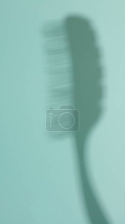 Foto de Esqueleto del cepillo capilar formado sombra, accesorios de pelo azul, espacio de copia - Imagen libre de derechos