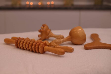 Foto de Herramientas de terapia de masaje de madera en la mesa de masaje del salón de spa, concepto de atención médica contra la celulitis - Imagen libre de derechos