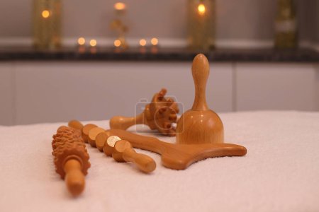 Holzmassagetherapie-Werkzeuge auf Wellness-Salon Massagetisch, Anti-Cellulite-Gesundheitskonzept