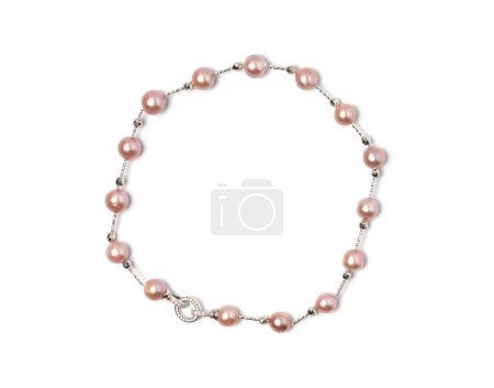Eine sorgfältig gefertigte Halskette, die mehrere glänzende rosa Perlen aufweist, die miteinander verflochten sind. Verstärkt durch einen fein detaillierten Sterling-Silber-Verschluss, ist die Eleganz unbestreitbar. 