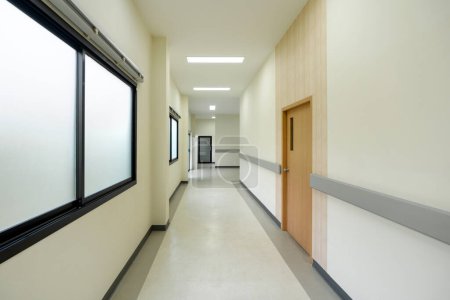 Gang zwischen verschiedenen Räumen im Krankenhaus. Medizinischer Operationssaal und Probenlager für Patienten.