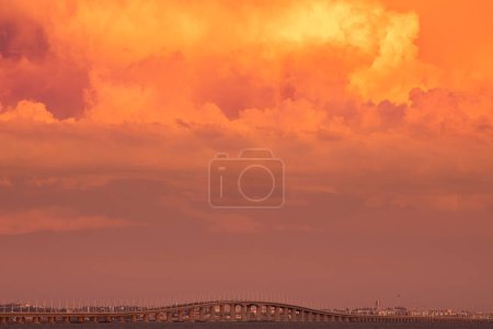 Téléchargez les photos : Ciel couchant dramatique avec nuages sur le pont Vasco da Gama à Lisbonne, Portugal. Photo stock de haute qualité - en image libre de droit