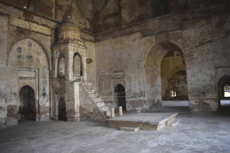 Foto de Vista horizontal - Salón Interior de Alif Khan Masjid y lugar de culto del líder Imam, estructura de ladrillo construida en 1325 por Alif Bhukai, un amigo de la infancia de Mahmud Begada en Dholka, Gujrat, India. - Imagen libre de derechos