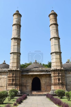 Téléchargez les photos : Shaher ki Masjid, vue rapprochée, mosquée privée construite pour la famille royale et les nobles du Sultanat de Gujrat, construite par le sultan Mahmud Begada du 15ème au 16ème siècle. Un site du patrimoine mondial de l'UNESCO, Gujarat, Champaner, Indi - en image libre de droit
