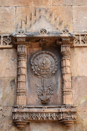Téléchargez les photos : Portes de Bhadra Sud à Champaner, sculptures en pierre, construit par le sultan Mahmud Begada 15ème siècle, un site du patrimoine mondial de l'UNESCO dans l'état du Gujarat, Indi - en image libre de droit
