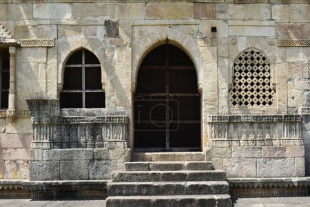 Foto de Shaher ki Masjid, entrada frontal derecha, ventanas, escaleras, arquitectura religiosa islámica, construida por el sultán Mahmud Begada entre los siglos XV y XVI. Patrimonio de la Humanidad por la UNESCO, Gujarat, Champaner, India - Imagen libre de derechos