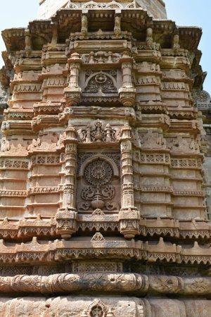 Téléchargez les photos : Shaher ki Masjid, Minaret de mosquée en gros plan, détails de cavages en pierre, construit par le sultan Mahmud Begada 15ème 16ème siècle. Un site du patrimoine mondial de l'UNESCO, Gujarat, Champaner, Inde - en image libre de droit
