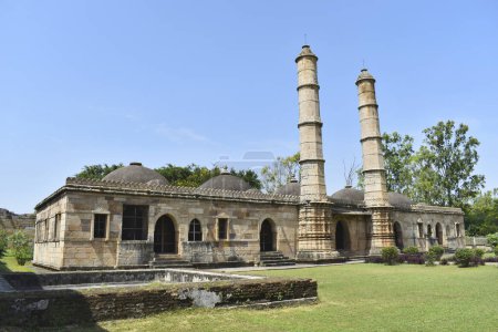 Téléchargez les photos : Vue arrière de Shaher ki Masjid, architecture religieuse islamique, a été construit par le sultan Mahmud Begada 15ème 16ème siècle. Un site du patrimoine mondial de l'UNESCO dans l'État du Gujarat, Champaner, Indi - en image libre de droit