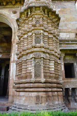 Téléchargez les photos : Jami Masjid, Minaret avant droit avec des sculptures complexes en pierre, un monument islamique a été construit par le sultan Mahmud Begada en 1509, Parc archéologique Champaner-Pavagadh, un site du patrimoine mondial de l'UNESCO, Gujarat, Indi - en image libre de droit