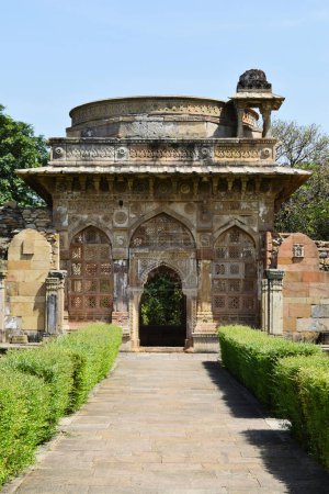 Téléchargez les photos : Jami Masjid, arcade architecturale et cour, sculptures complexes en pierre, un monument islamique a été construit par le sultan Mahmud Begada en 1509, parc archéologique Champaner-Pavagadh, un site du patrimoine mondial de l'UNESCO, Gujarat, Indi - en image libre de droit