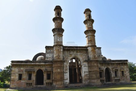 Téléchargez les photos : Kevda Masjid, façade, construit en pierre et sculptures détails de l'architecture, un monument islamique a été construit par le sultan Mahmud Begada 15ème 16ème siècle. Un site du patrimoine mondial de l'UNESCO, Gujarat, Champaner, Inde - en image libre de droit