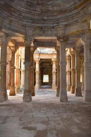 Téléchargez les photos : Kevda Masjid, intérieur, construit en pierre et sculptures détails de colonnes d'architecture, un monument islamique a été construit par le sultan Mahmud Begada 15ème 16ème siècle. Un site du patrimoine mondial de l'UNESCO, Champaner, Gujarat, Inde - en image libre de droit