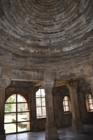 Téléchargez les photos : Shaher ki Masjid, travaux de gravure sur pierre sur piliers et dôme, construit par le sultan Mahmud Begada 15ème 16ème siècle. Un site du patrimoine mondial de l'UNESCO, Gujarat, Champaner, Indi - en image libre de droit