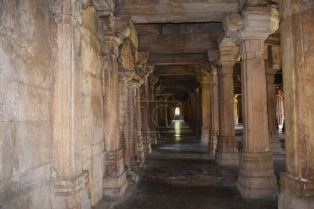 Téléchargez les photos : Shaher ki Masjid, Vue intérieure, Sculptures en pierre sur piliers, construit par le sultan Mahmud Begada du 15ème au 16ème siècle. Un site du patrimoine mondial de l'UNESCO, Gujarat, Champaner, Indi - en image libre de droit