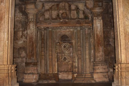 Foto de Shaher ki Masjid, tallados en piedra interior, Lugar del Imán el líder, construido por el sultán Mahmud Begada del siglo XV al XVI. Patrimonio de la Humanidad por la UNESCO, Gujarat, Champaner, Indi - Imagen libre de derechos