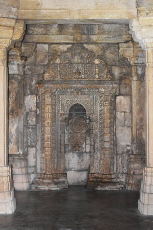 Téléchargez les photos : Shaher ki Masjid, panneau latéral Masjid avec des sculptures en pierre travaille sur des piliers muraux, construit par le sultan Mahmud Begada 15ème 16ème siècle. Un site du patrimoine mondial de l'UNESCO, Gujarat, Champaner, Indi - en image libre de droit