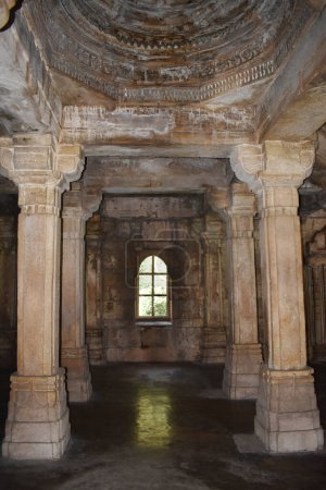 Téléchargez les photos : Shaher ki Masjid, Vue intérieure, Sculptures en pierre sur piliers et dôme, construit par le sultan Mahmud Begada 15ème 16ème siècle. Un site du patrimoine mondial de l'UNESCO, Gujarat, Champaner, Indi - en image libre de droit