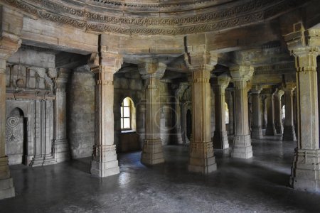 Téléchargez les photos : Shaher ki Masjid, Vue intérieure, Sculptures en pierre sur piliers, mur et dôme, construit par le sultan Mahmud Begada 15ème 16ème siècle. Un site du patrimoine mondial de l'UNESCO, Gujarat, Champaner, Indi - en image libre de droit