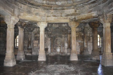Téléchargez les photos : Shaher ki Masjid, sculptures en pierre sur piliers, mur et dôme de a été construit par le sultan Mahmud Begada 15ème 16ème siècle. Un site du patrimoine mondial de l'UNESCO, Gujarat, Champaner, Inde - en image libre de droit
