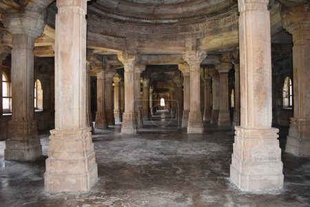 Téléchargez les photos : Shaher ki Masjid, vue intérieure avec des sculptures sur les piliers et le dôme, construit par le sultan Mahmud Begada 15ème 16ème siècle. Un site du patrimoine mondial de l'UNESCO, Gujarat, Champaner, Indi - en image libre de droit