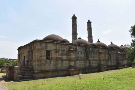 Téléchargez les photos : Shaher ki Masjid, extérieur du côté arrière gauche, construit par le sultan Mahmud Begada 15ème 16ème siècle. Un site du patrimoine mondial de l'UNESCO, Gujarat, Champaner, Inde - en image libre de droit