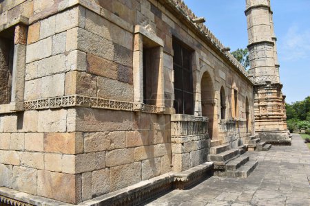 Téléchargez les photos : Shaher ki Masjid, entrée Masjid - vue depuis le front gauche, architecture religieuse islamique, construite par le sultan Mahmud Begada du XVe au XVIe siècle. Un site du patrimoine mondial de l'UNESCO, Gujarat, Champaner, Inde - en image libre de droit