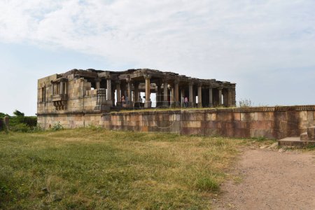 Téléchargez les photos : INDE, GUJRAT, octobre 2022, Les habitants du parc archéologique Khajuri Masjid Champaner-Pavagadh, classé au patrimoine mondial de l'UNESCO - en image libre de droit